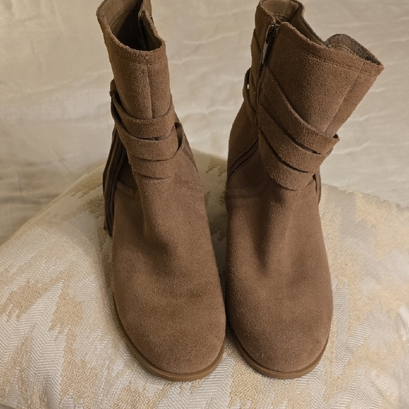 Koolaburra Tan Suede Ankle Boots with Tassel - Picture 4 of 14